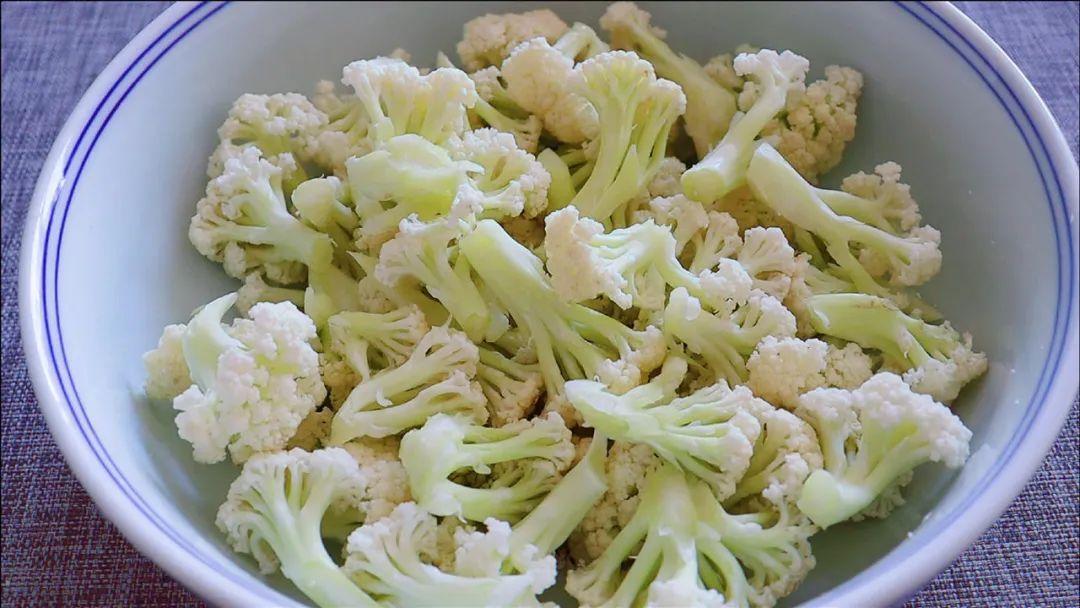 菜花怎么炒好吃家常做法（炒菜花需要焯水吗）-3