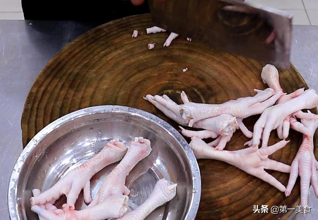 红烧鸡爪怎么弄才好吃又简单（红烧鸡爪的制作方法和配料）-2
