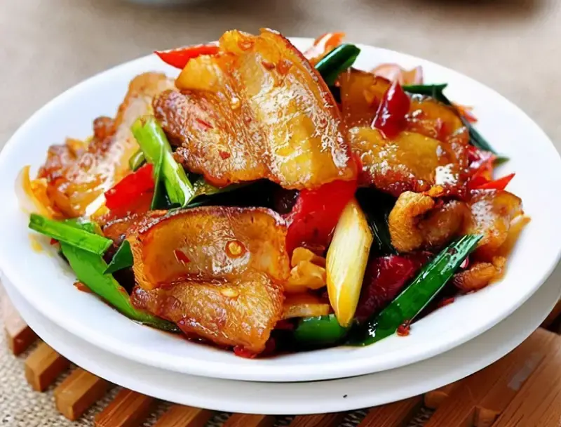 红烧肉最正宗的做法（蒜苗红烧肉怎么烧好吃）-3
