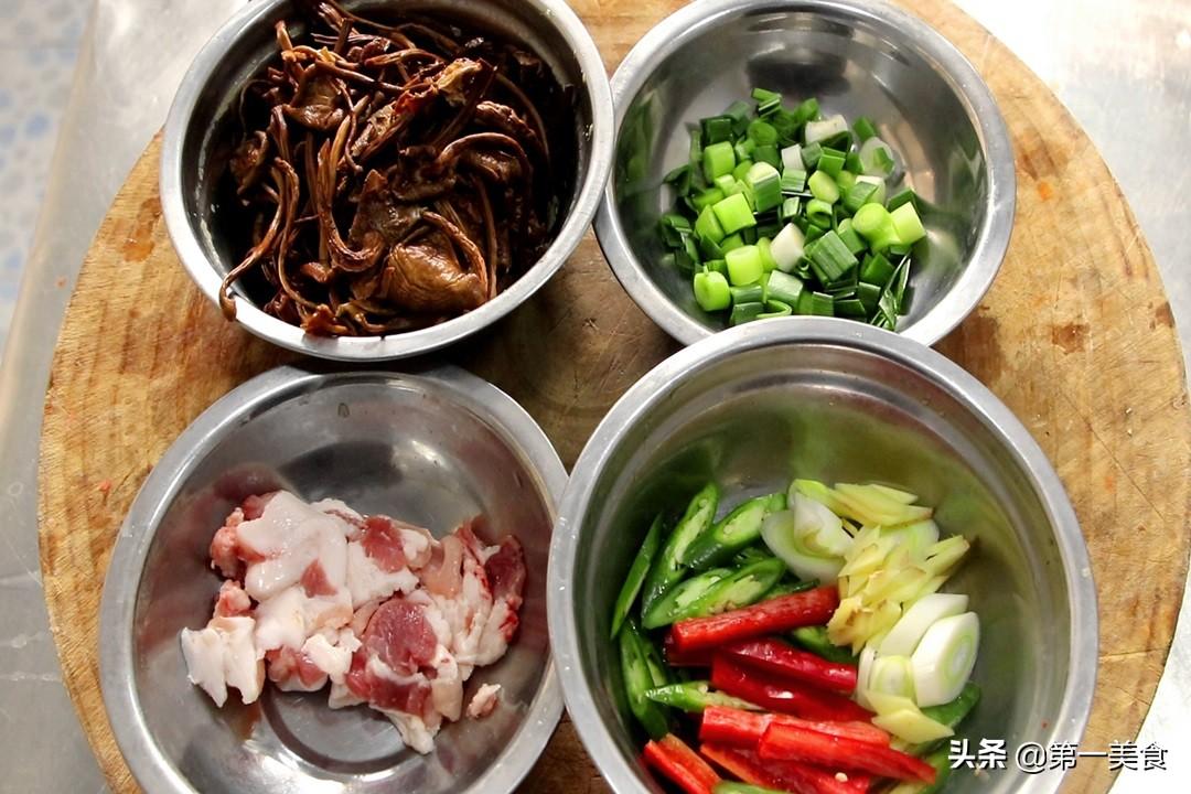 干锅茶树菇的家常吃法（饭店干锅茶树菇的做法）-3