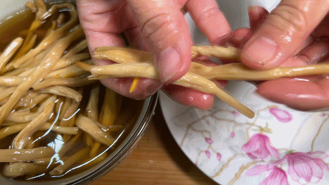 黄花菜汤大全家常窍门（黄花菜肉片汤怎么做好吃）-9