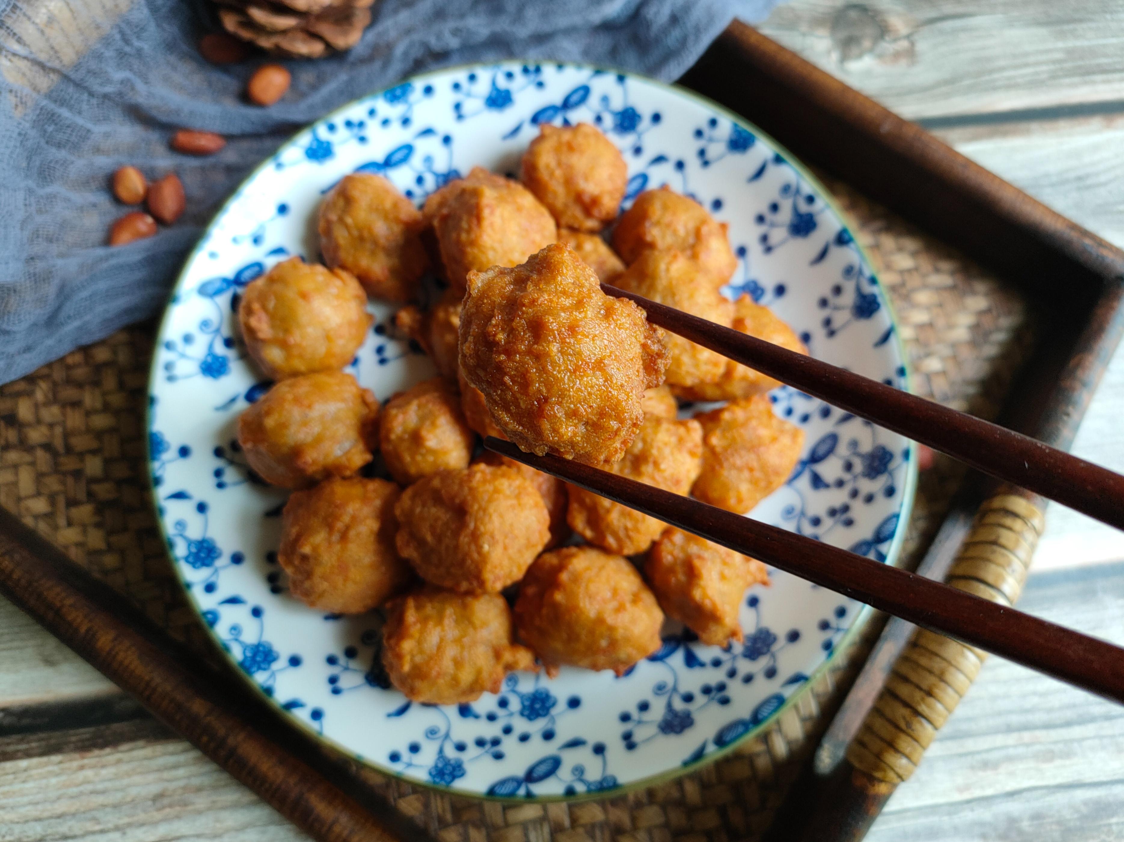 油炸丸子的做法猪肉丸子 炸猪肉丸子怎么调馅好吃？-2