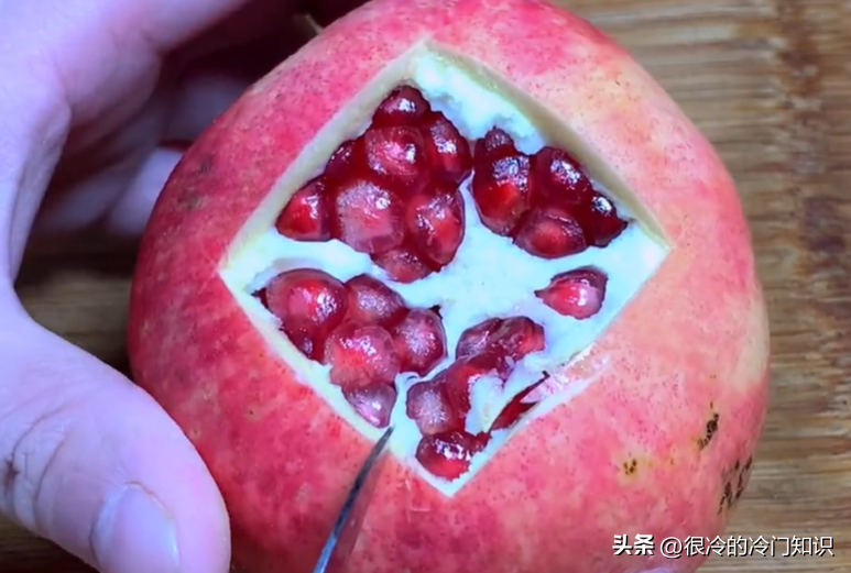 石榴怎么剥皮小妙招不用刀_石榴包的皮都用什么可以？-3