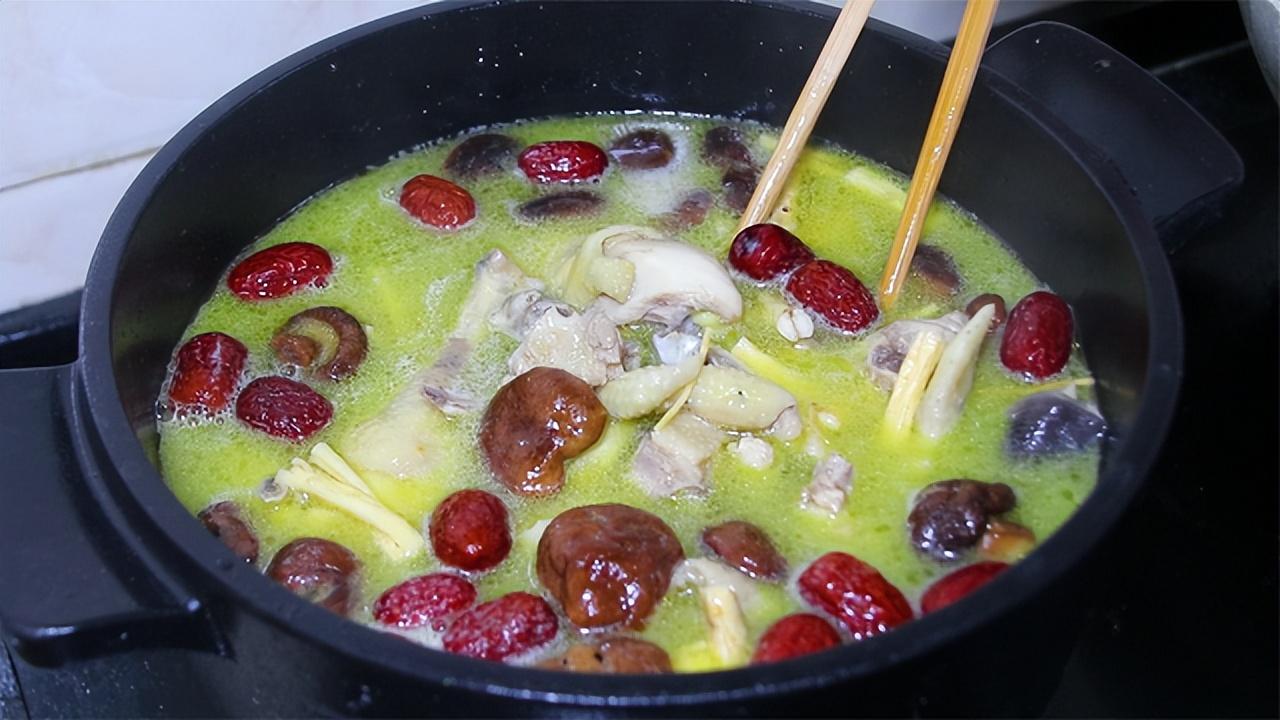 清炖鸡汤怎么做味最鲜（鸡汤怎样烧才能为清汤）-1