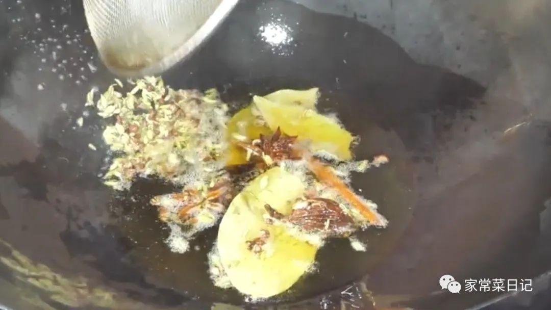 包饺子的肉馅怎么调好吃 猪肉馅如何调才又鲜又嫩？-8