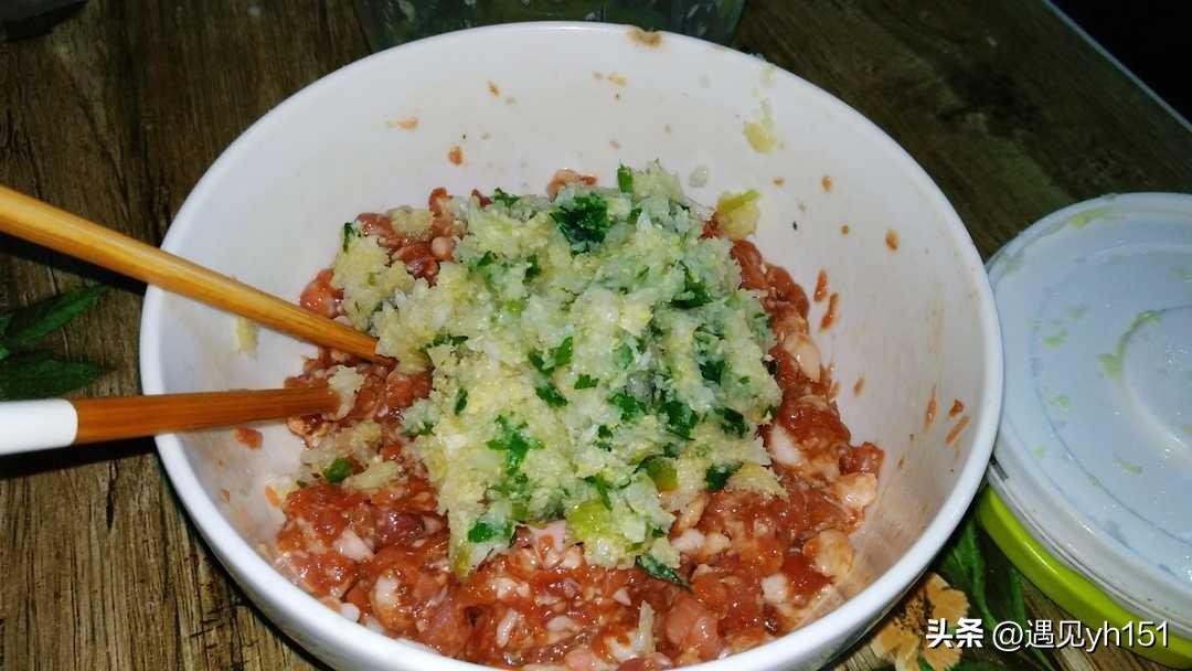 白菜和肉做饺子馅怎么做（猪肉白菜馅如何调最香）-4