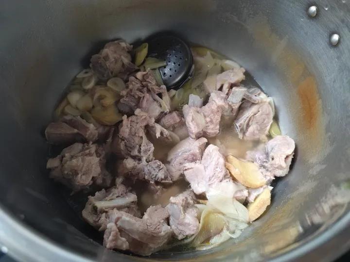 清炖排骨汤怎么炖好喝又营养（清炖排骨怎么做最好吃）-8