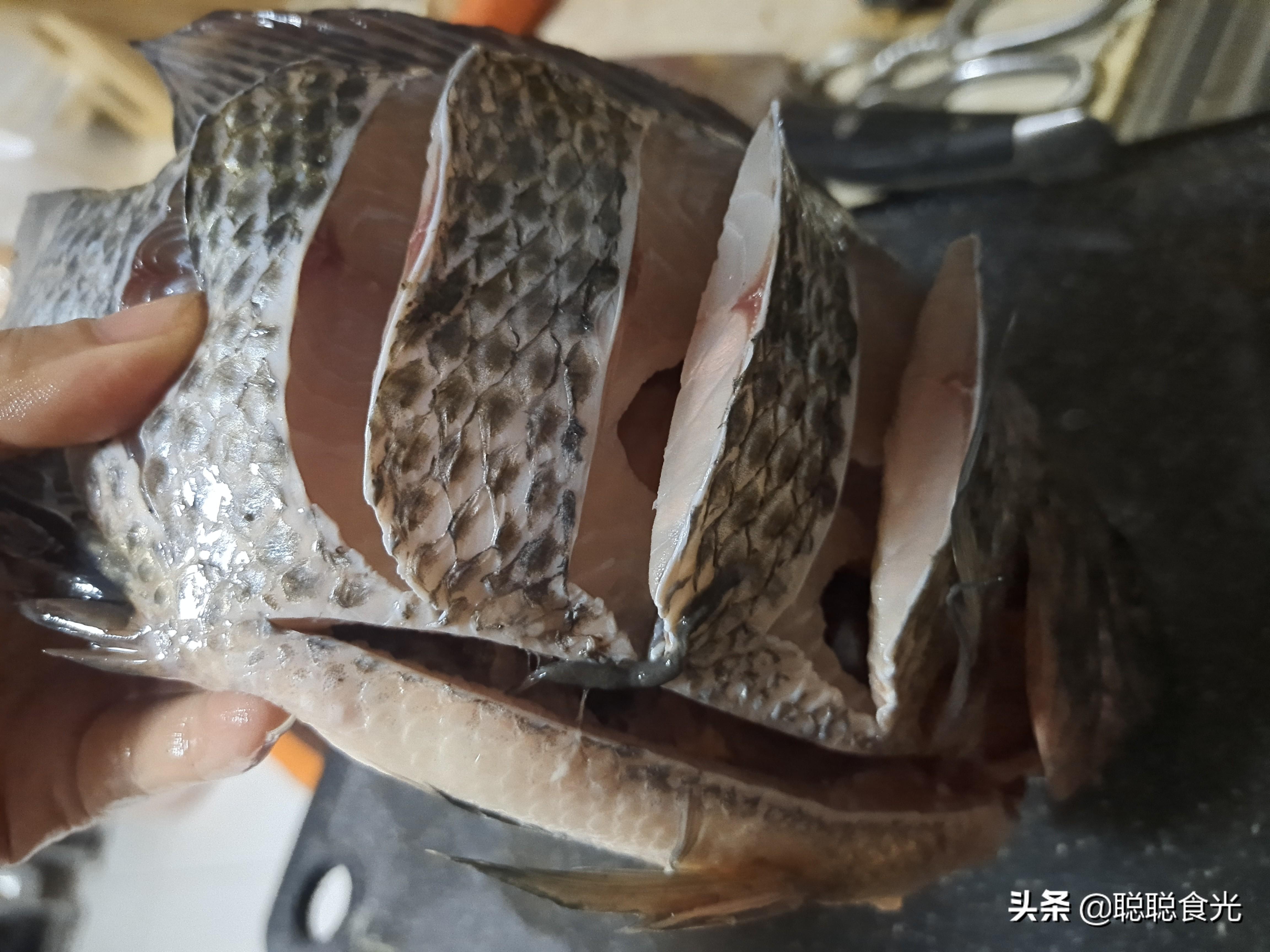 糖醋鱼怎么做的教程，干炸糖醋鱼的做法-4