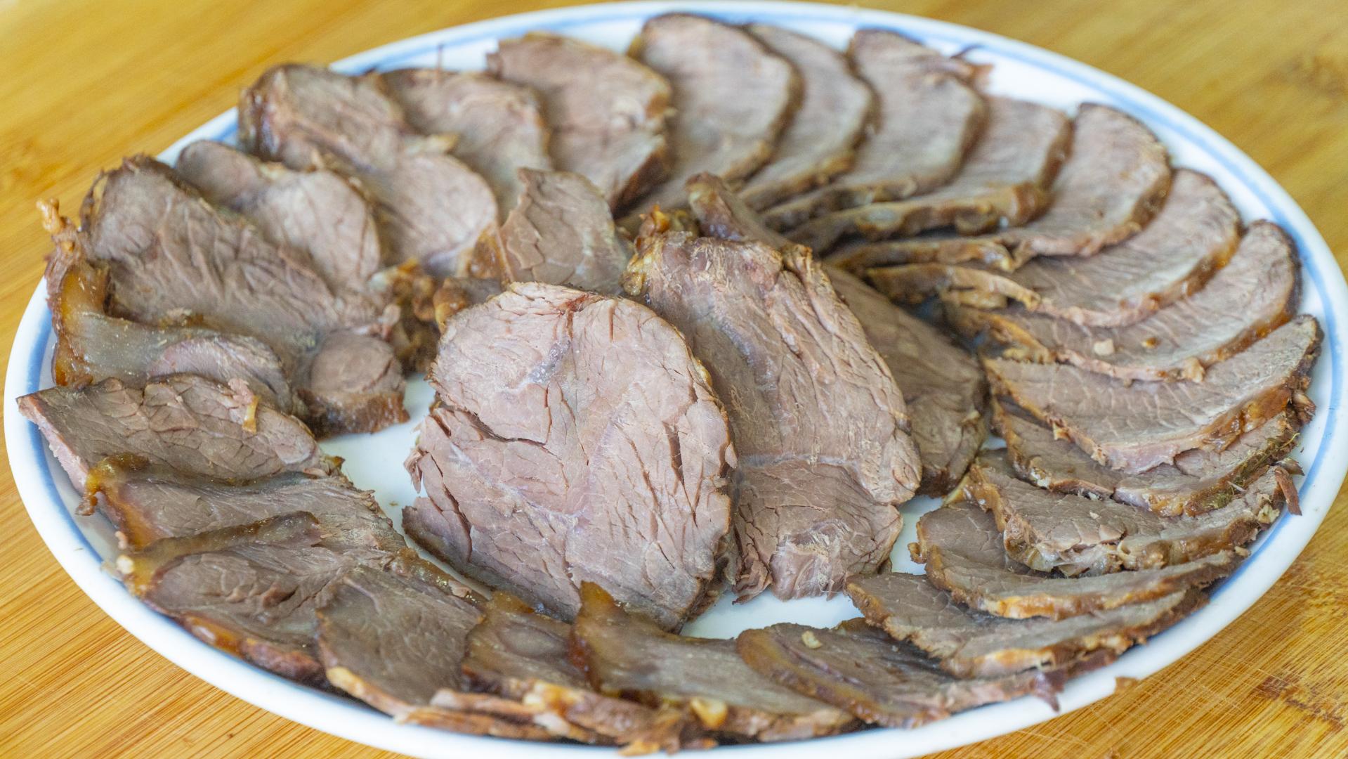 五香牛肉的做法最正宗的做法（五香牛肉怎么腌制方法）-12