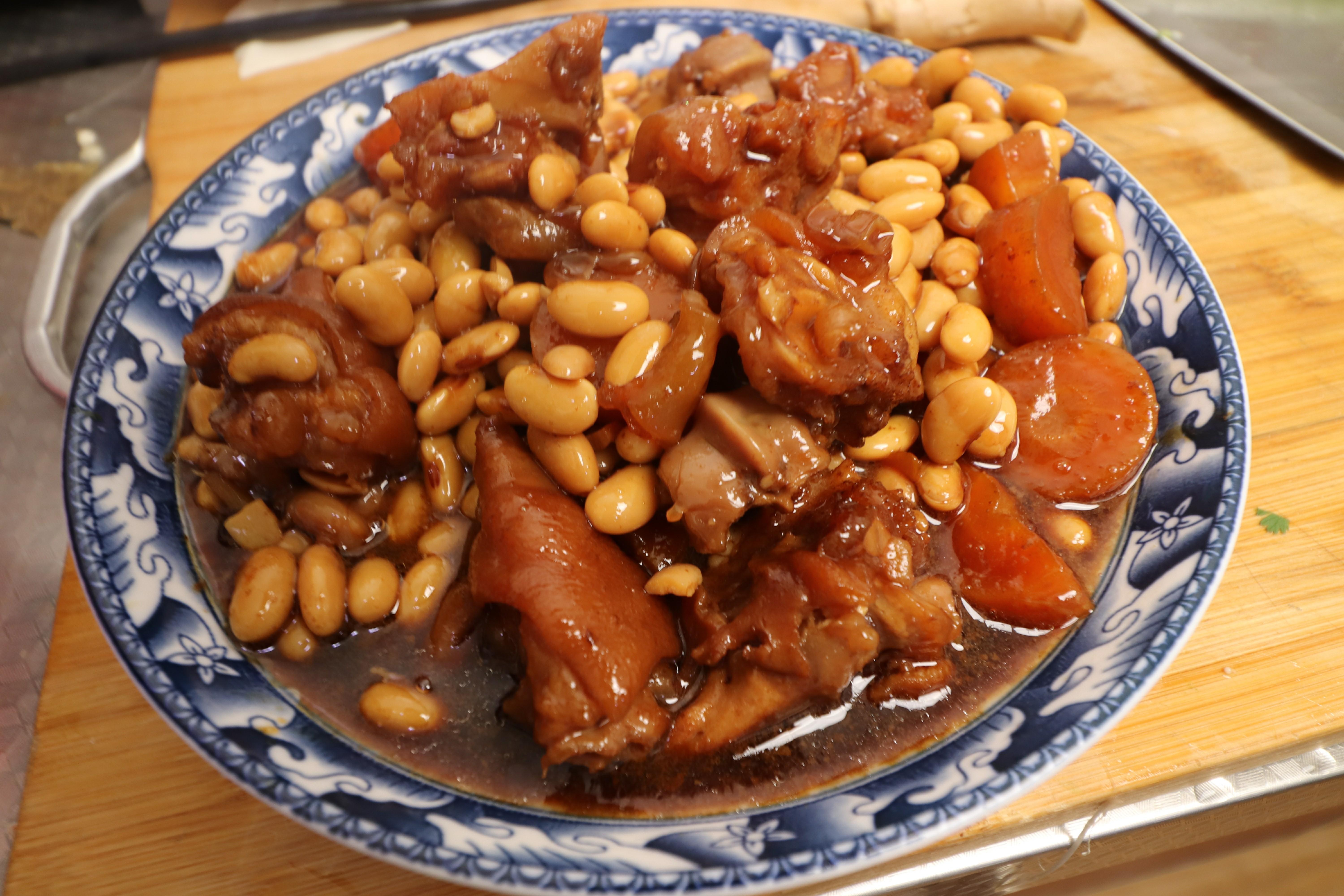 黄豆猪蹄汤黄豆泡多久（炖猪脚黄豆泡一个小时行吗）-1