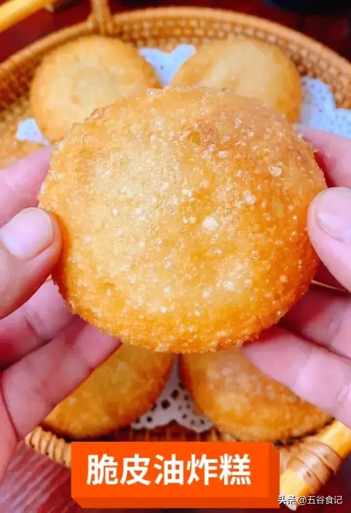 油炸糕怎么做又酥又脆（糯米炸糕怎样和面）-1