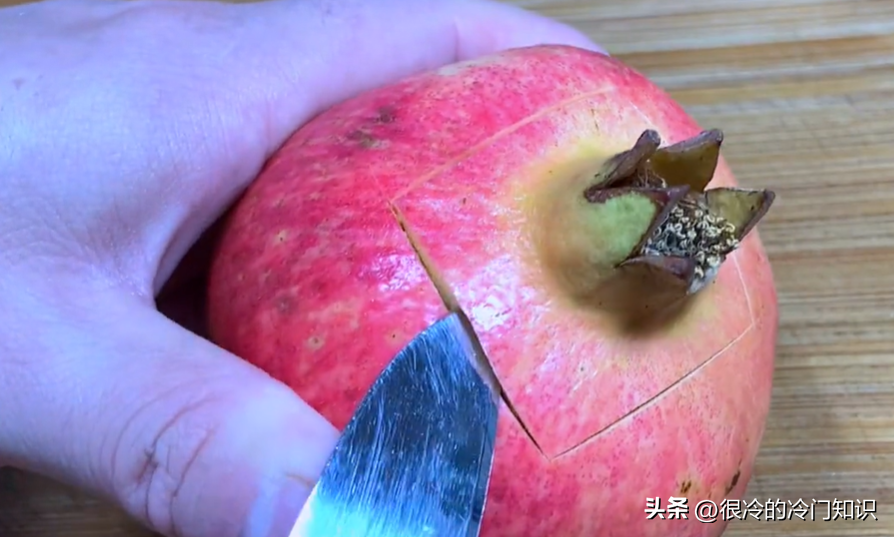 石榴怎么剥皮小妙招不用刀_石榴包的皮都用什么可以？-2