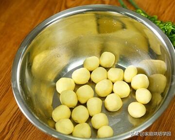 冰皮月饼制作方法及原料（家庭制作冰皮月饼的简单做法）-5