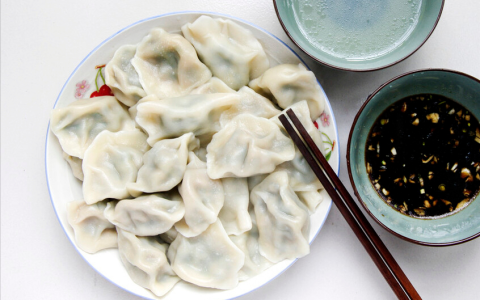 大肉芹菜饺子馅的做法（芹菜肉馅饺子怎么调）
