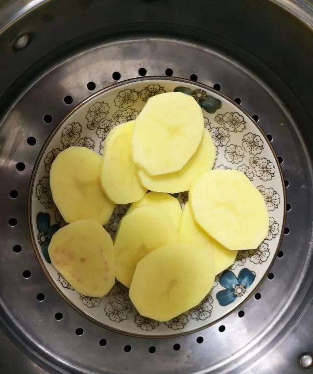 椒盐土豆饼的家常做法（土豆饼怎么做）-2