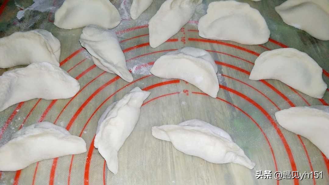 白菜和肉做饺子馅怎么做（猪肉白菜馅如何调最香）-1