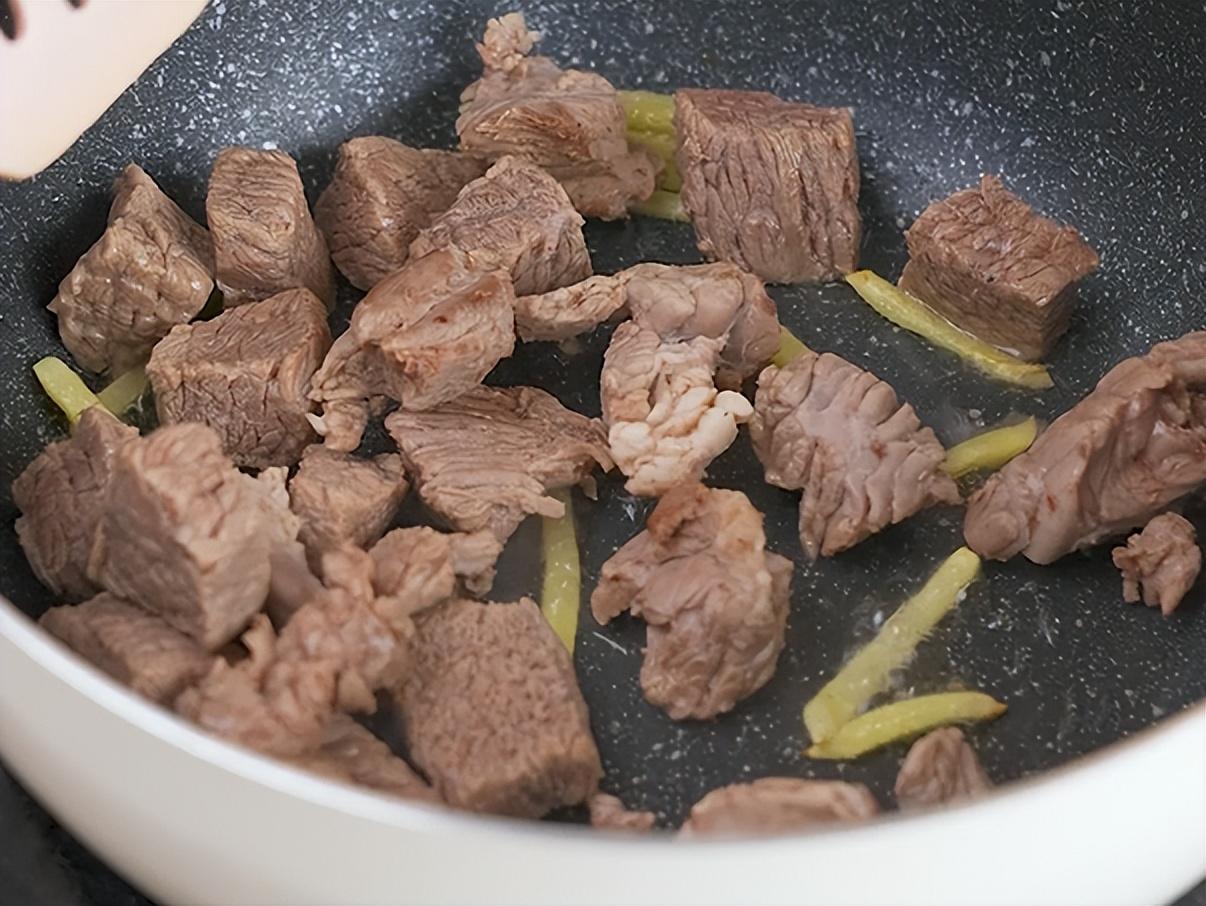 萝卜炖牛肉怎么做好吃又烂（萝卜炖牛肉炖多久）-2