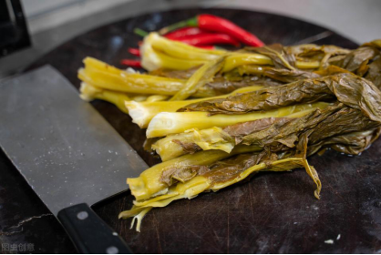 酸菜怎么腌制又脆又好吃（正宗酸菜的腌制方法推荐）-2