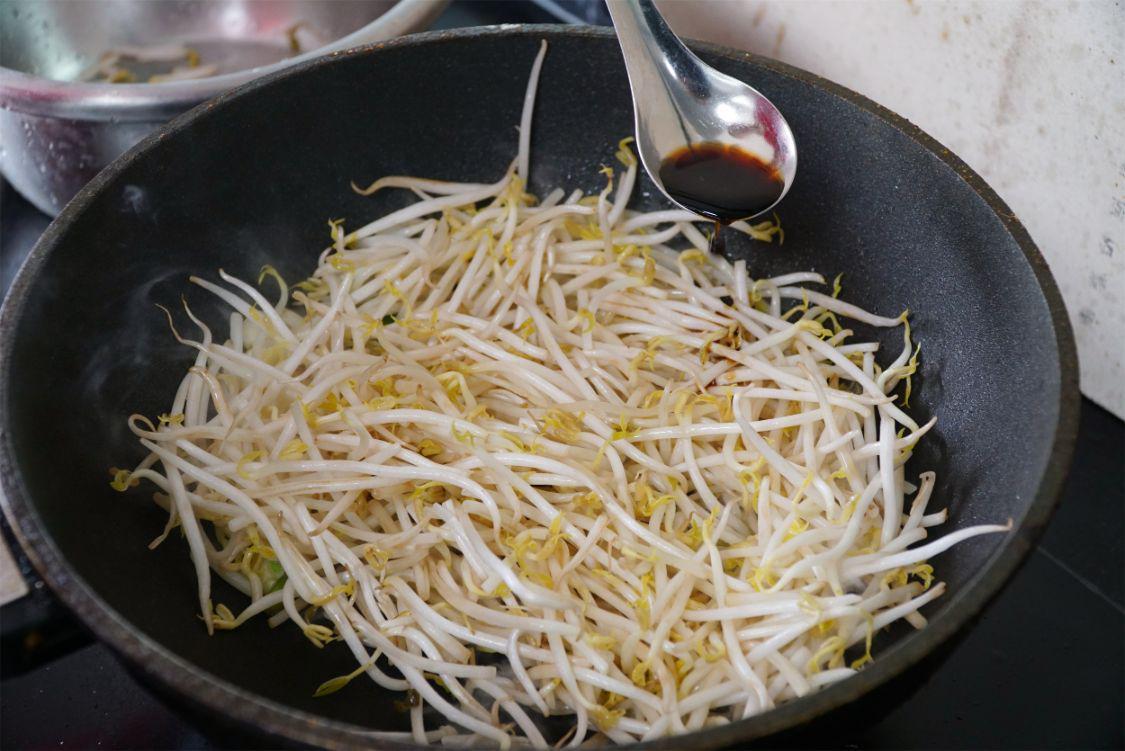 豆芽怎么炒好吃又简单不放辣椒（炒豆芽放醋还是放酱油）-7