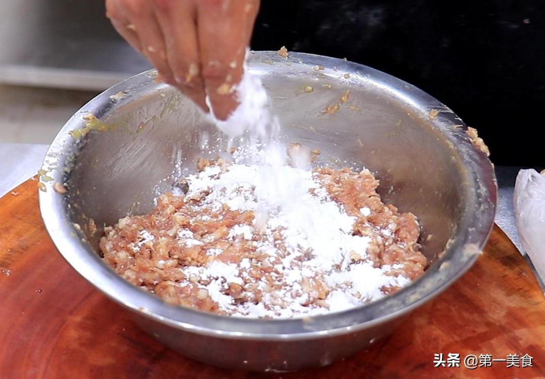 家常红烧狮子头的做法_红烧狮子头不油炸做法-6