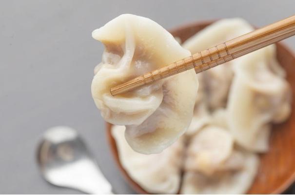 水煮冻饺子要煮多久才熟（水煮冻饺子的方法）-10