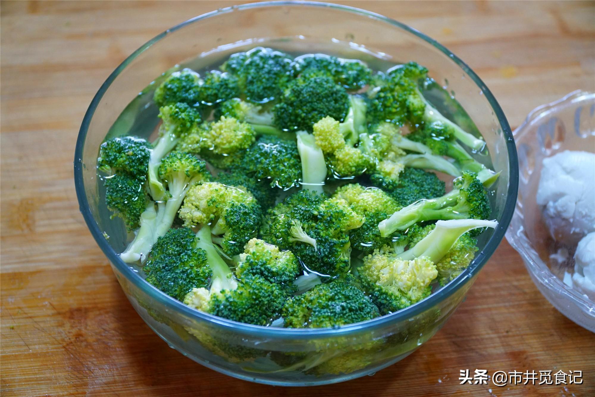 炒西兰花怎么炒才好吃又简单（家常菜炒西兰花的做法）-5