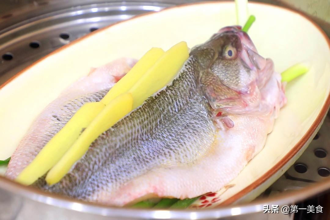 清蒸鱼的做法家常做法 清蒸鱼要先放盐腌制一下吗？-7