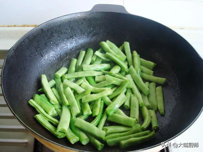 豆角炒肉的做法家常菜（清炒豆角怎么做好吃）-5