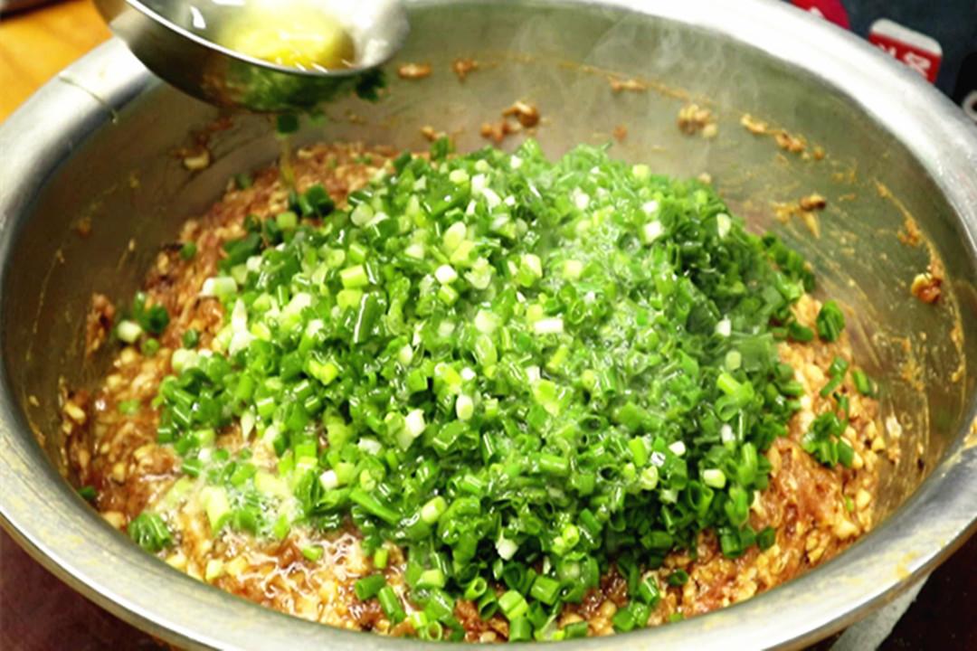 香菇鸡蛋饺子馅的做法（调饺子馅怎么调好吃又嫩）-11