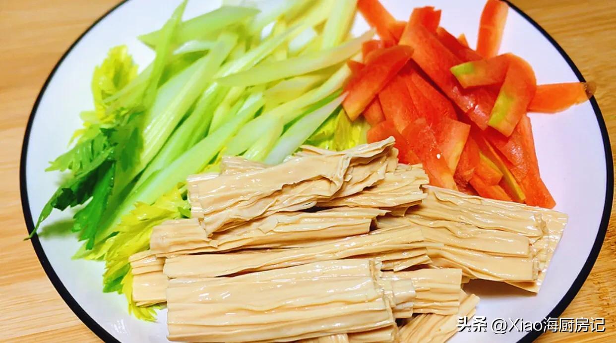 凉拌芹菜腐竹的做法家常简单「达人分享」-4