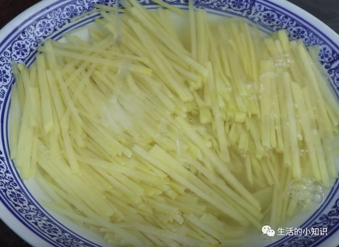 鸡蛋土豆饼的家常做法（土豆丝鸡蛋饼怎么做）-4