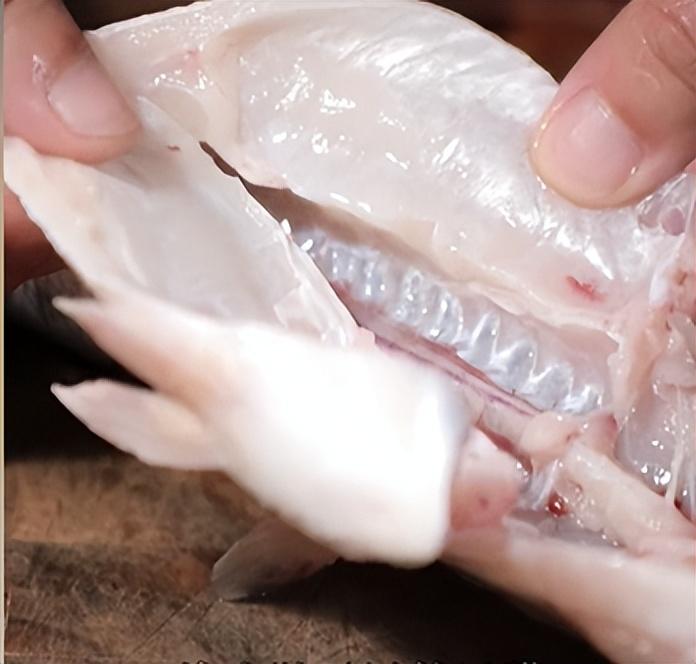 清蒸鱼怎么做好吃又简单（清蒸鱼怎么腌制入味）-2