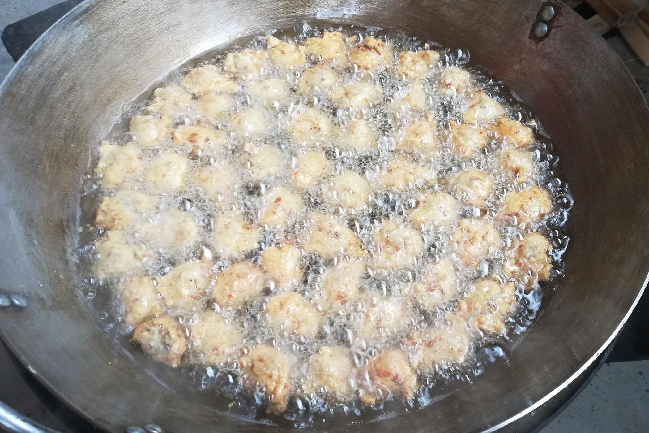 炸牛肉丸子的做法家常_油炸牛肉丸子的制作方法及配方-1