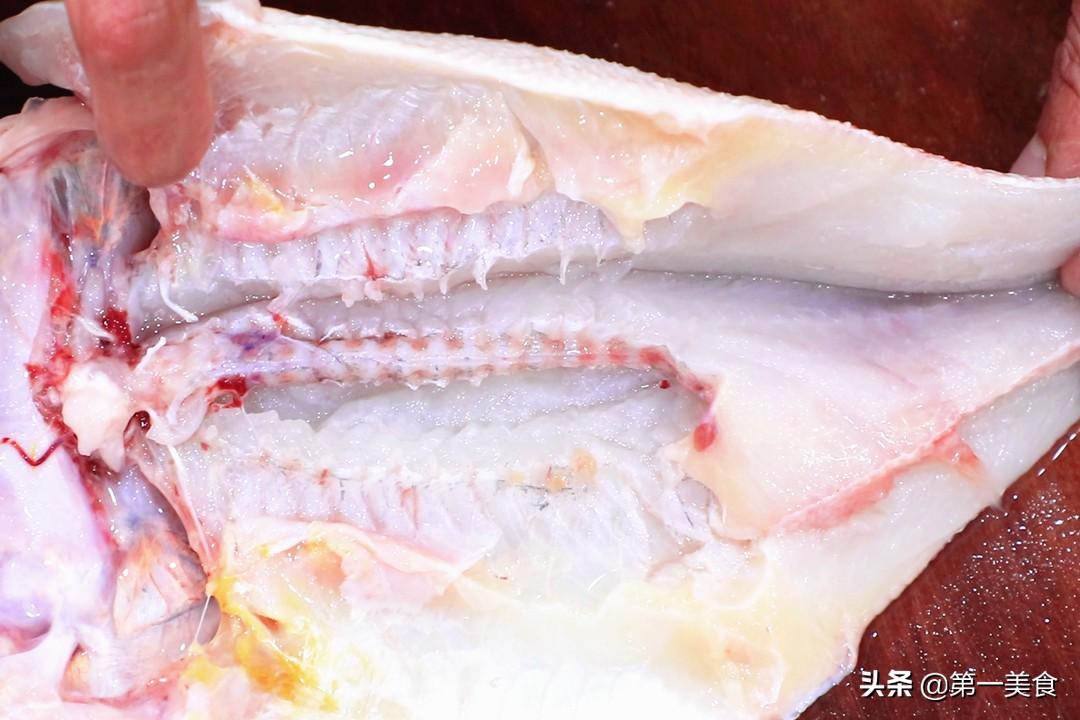 清蒸鱼的做法家常做法 清蒸鱼要先放盐腌制一下吗？-5