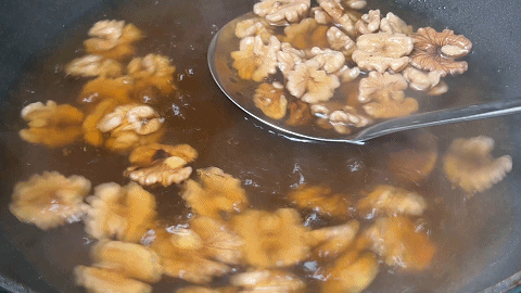 琥珀核桃仁怎么做才酥脆好吃（琥珀核桃家常做法）-6