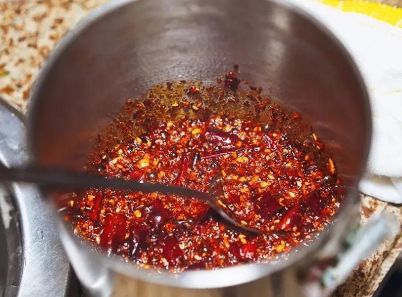 怎样炸辣椒油又香又辣又红_最简单炸辣椒油的方法-1