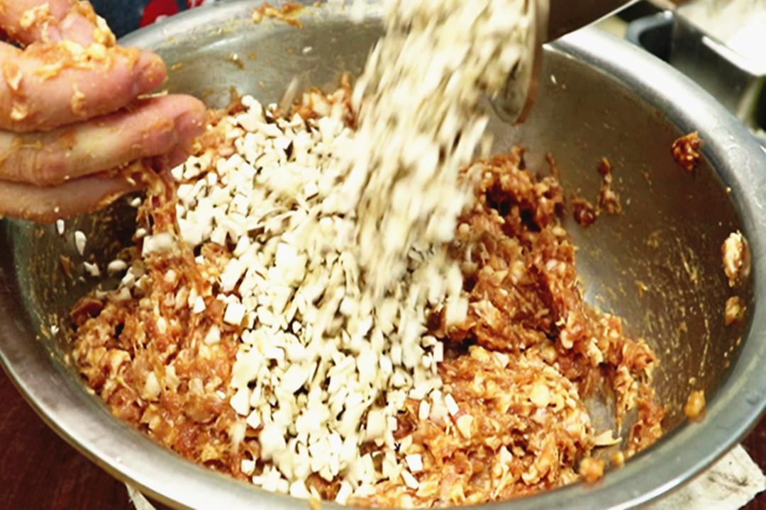 香菇鸡蛋饺子馅的做法（调饺子馅怎么调好吃又嫩）-10