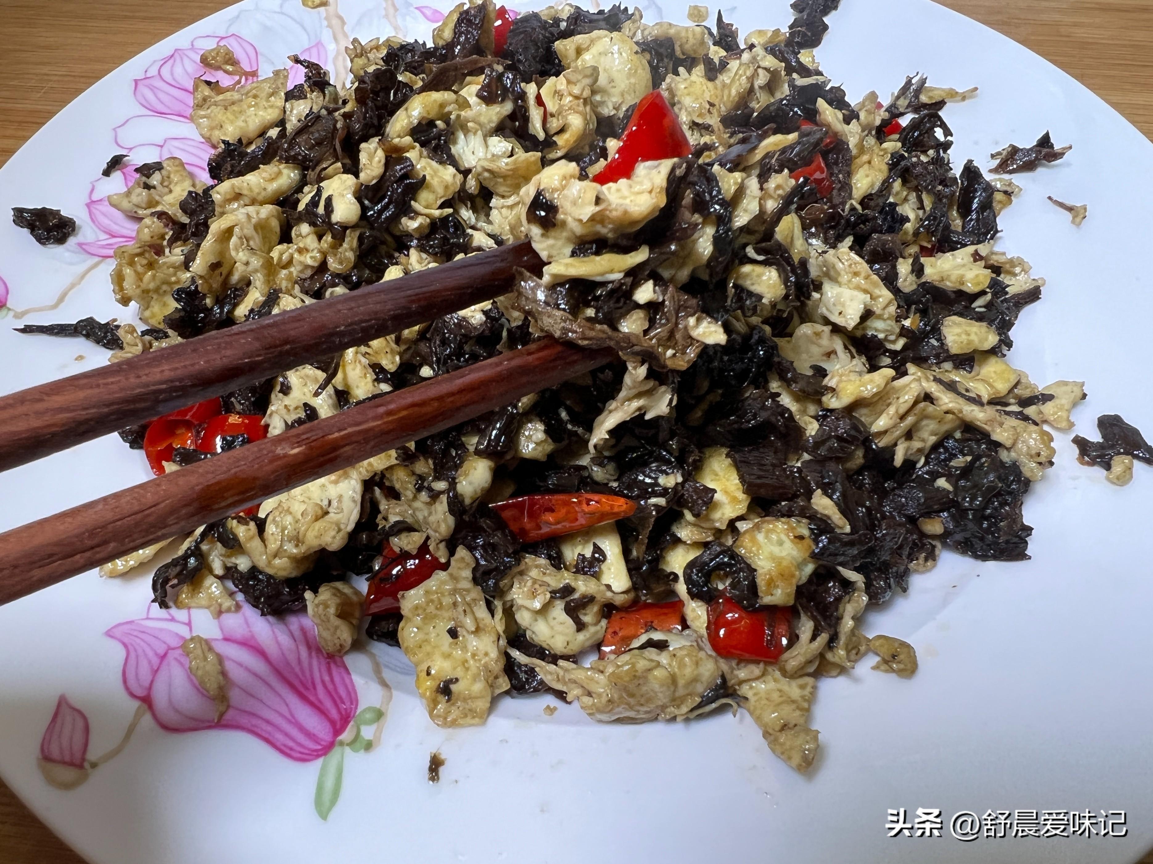 梅干菜怎么做菜，梅干菜炒鸡蛋的做法大全-1