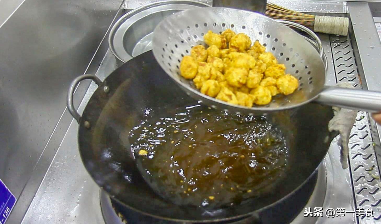 菠萝咕咾肉家常的做法（菠萝咕噜肉怎样做）-7