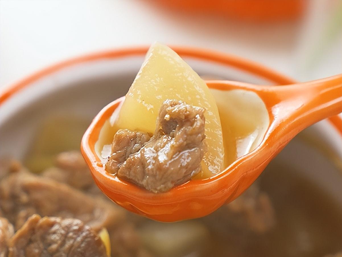 萝卜炖牛肉怎么做好吃又烂（萝卜炖牛肉炖多久）-9