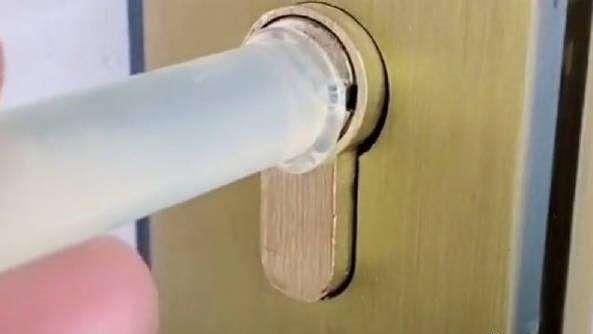 钥匙断在钥匙孔里怎么办_十字钥匙断在锁孔怎样取出图解-3