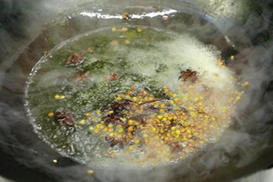 香菇鸡蛋饺子馅的做法（调饺子馅怎么调好吃又嫩）-3