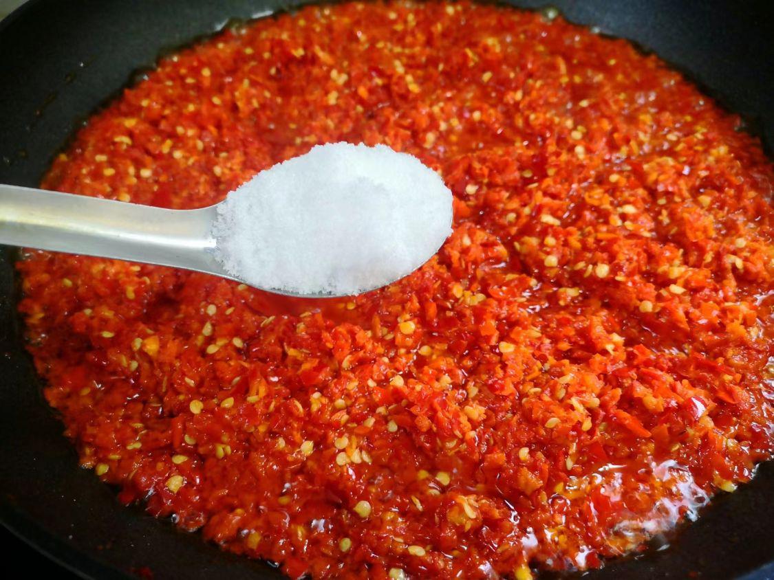 怎样做辣椒酱最好吃又耐放（剁椒酱放盐比例是多少）-10