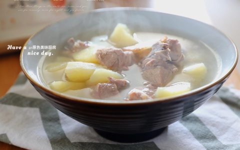 排骨炖土豆怎么做好吃（排骨汤炖土豆的做法）