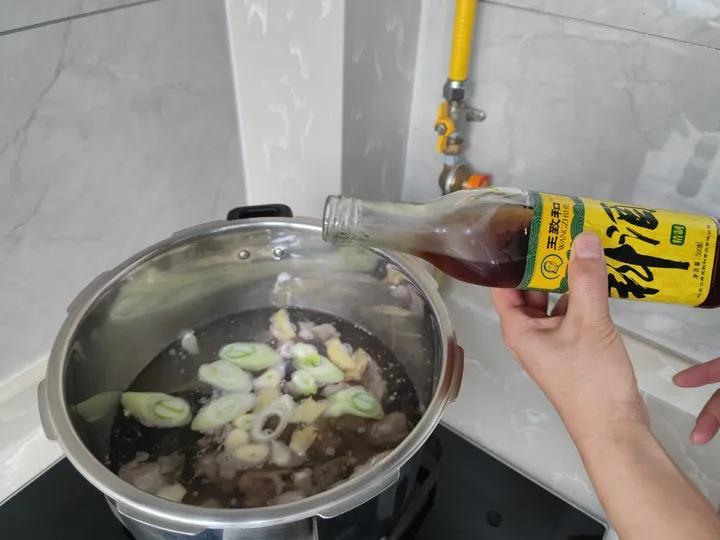 清炖排骨汤怎么炖好喝又营养（清炖排骨怎么做最好吃）-6