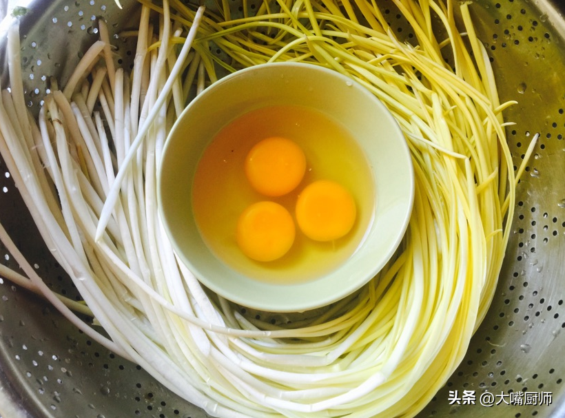 韭黄的做法配什么菜好吃，韭黄可以和哪些菜一起炒-4