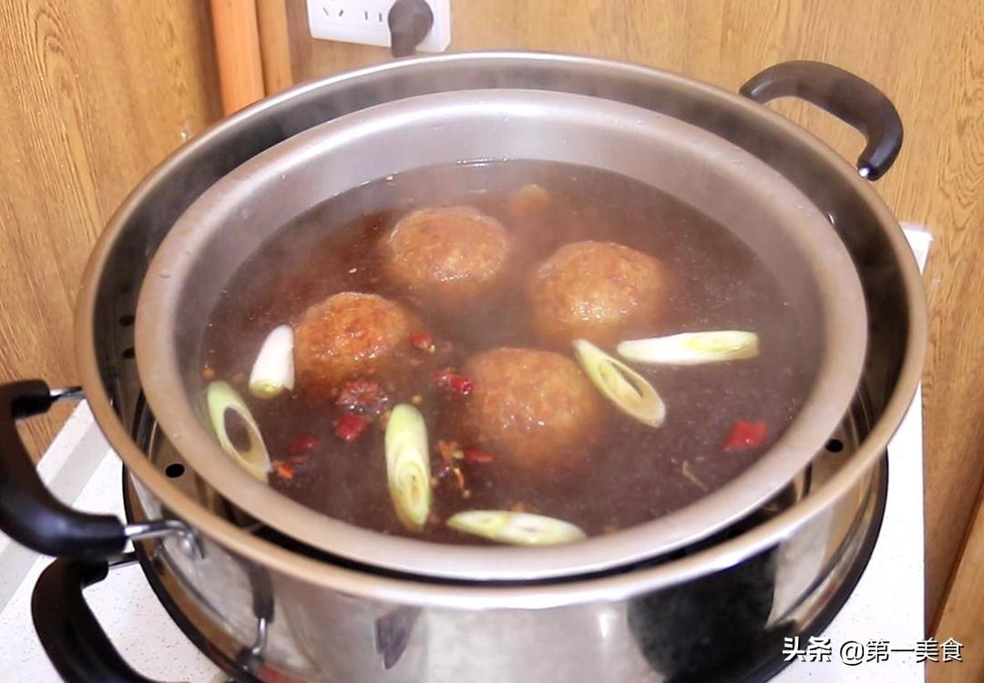 家常红烧狮子头的做法_红烧狮子头不油炸做法-9