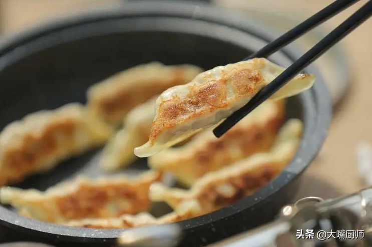 锅贴的做法家常做法煎饺（煎锅贴怎么样不粘锅）-2