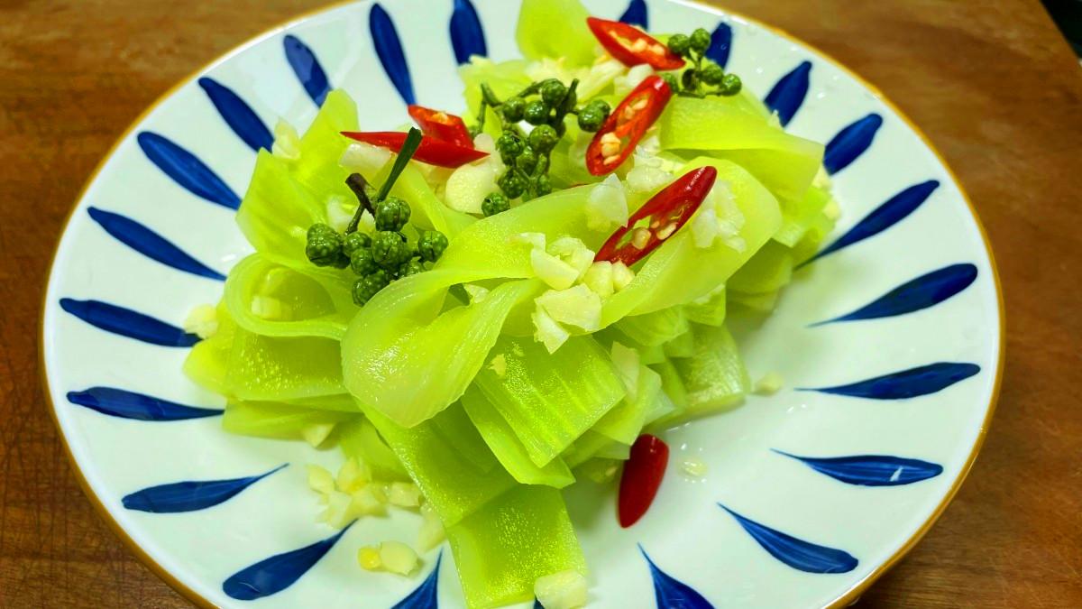 凉拌莴笋的家常做法（饭店凉拌莴笋的做法）-5