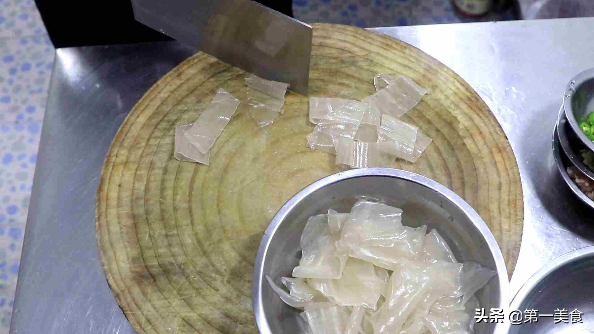 粉皮怎么炒不粘在一起（炒粉皮怎么让不粘不坨）-4